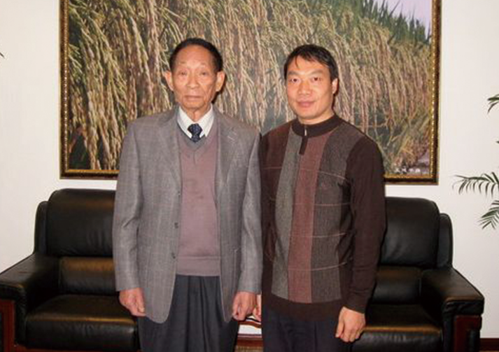 2-《開心老年》記者采訪袁隆平.png